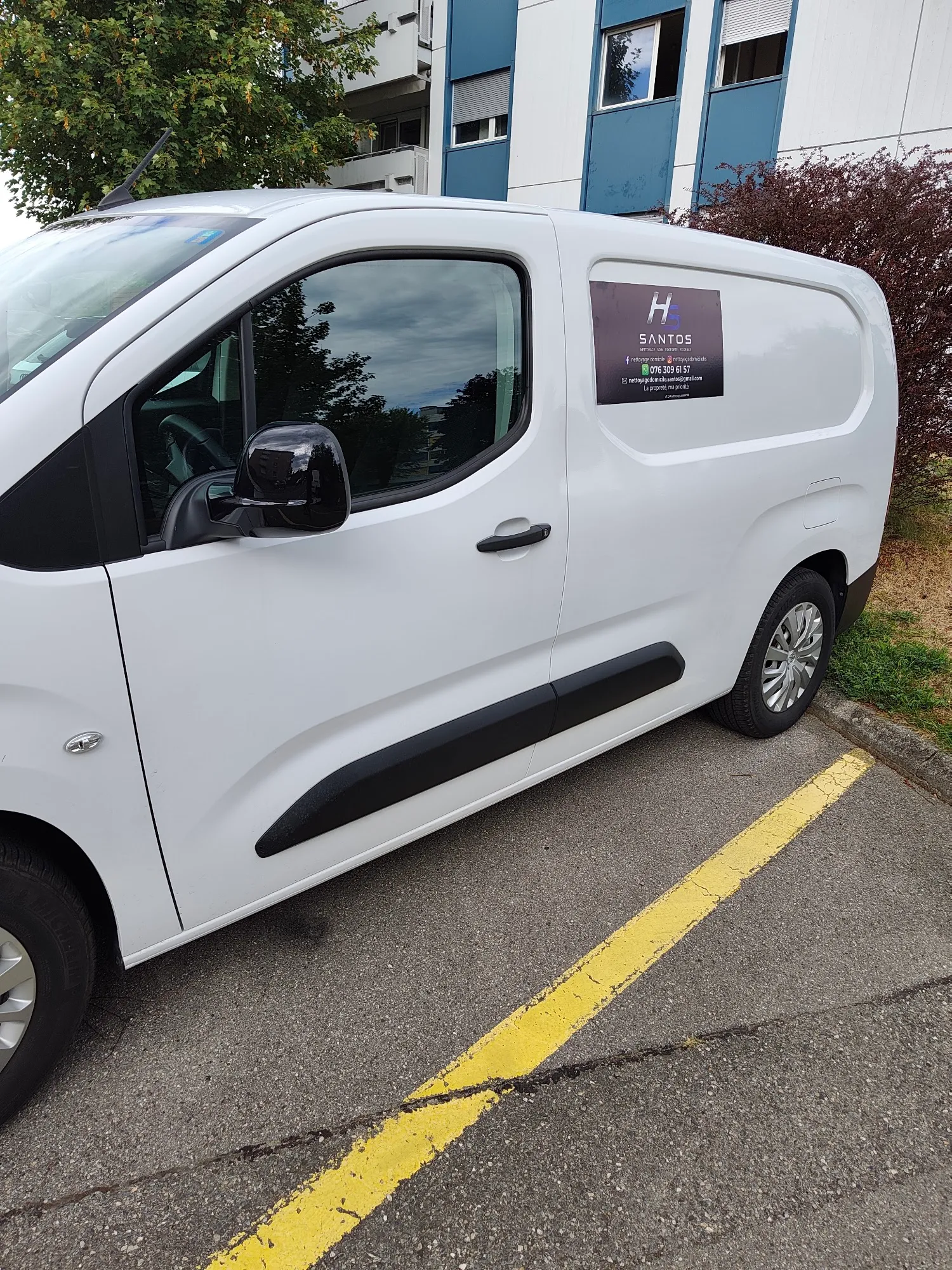 Camionnette de service Peugeot blanche HS SANTOS avec coordonnées de contact