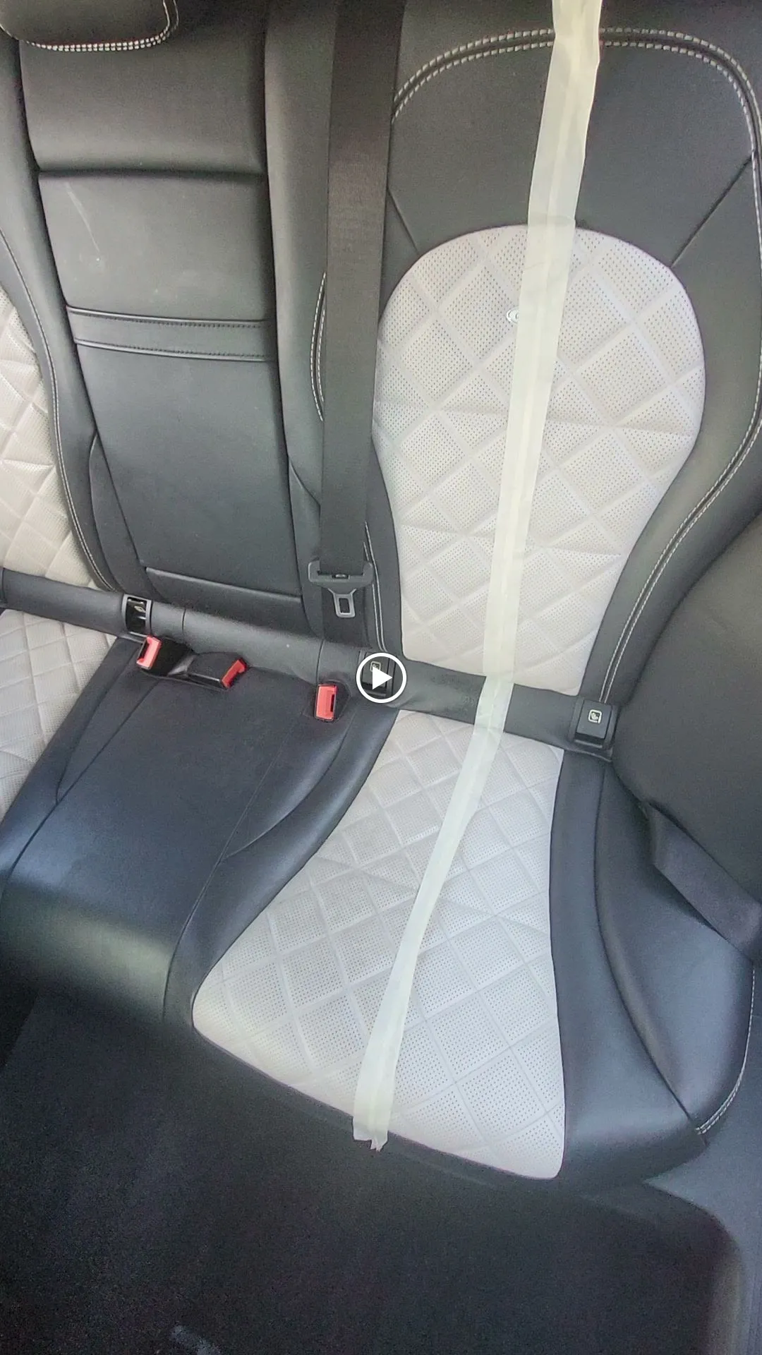 Démonstration avant après sur tissu de siège automobile