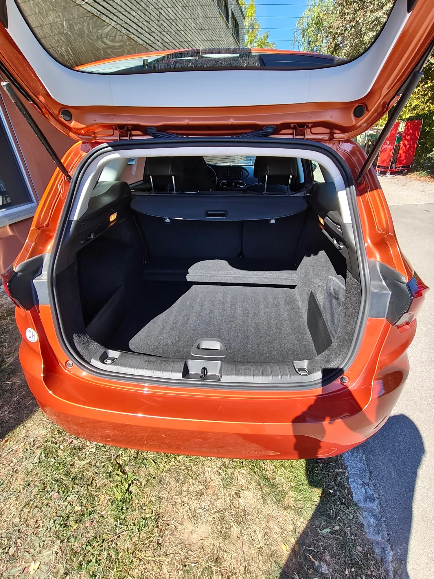Coffre d'une voiture orange impeccablement aspiré