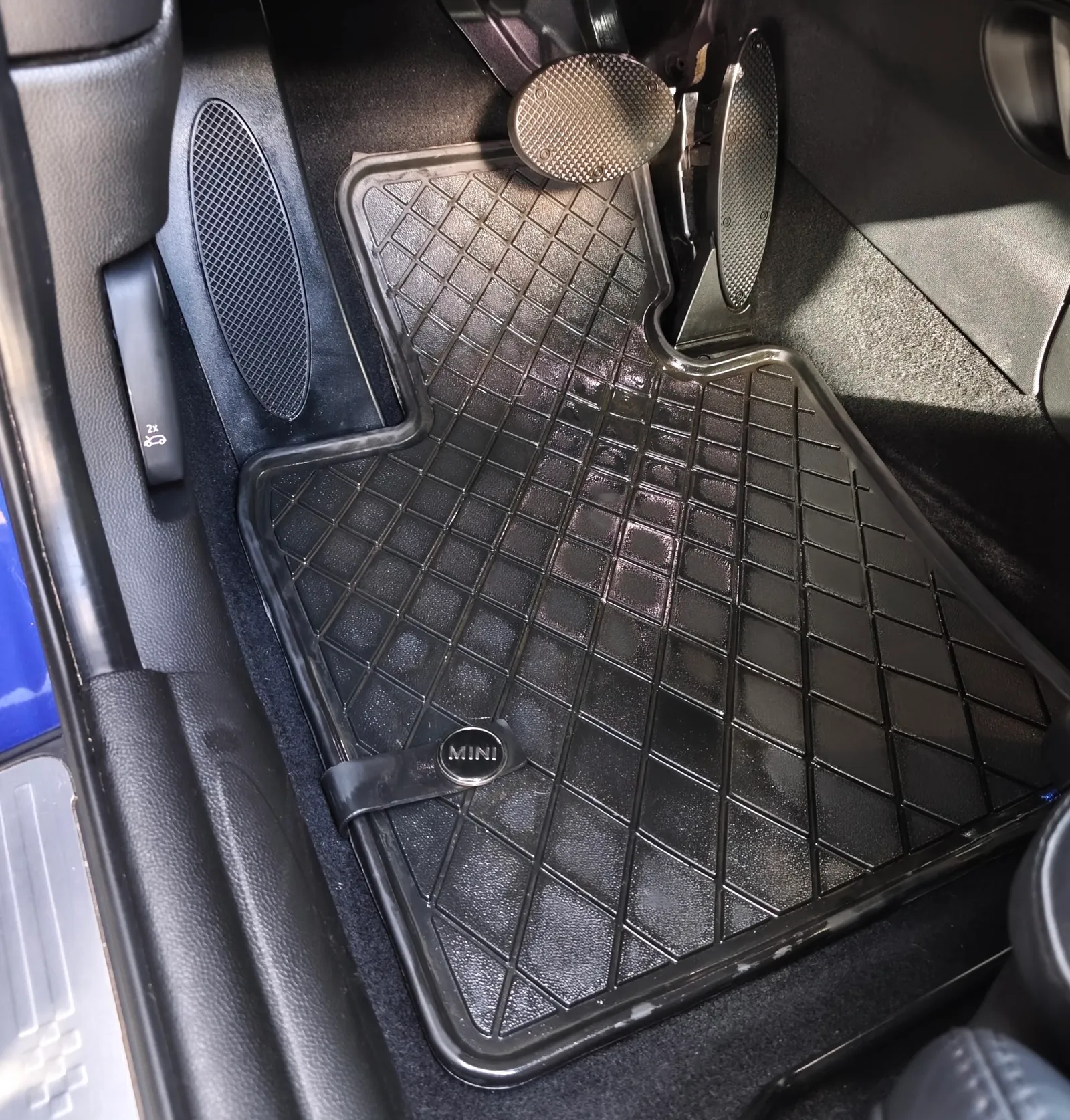 Tapis en caoutchouc de Mini après rénovation en profondeur